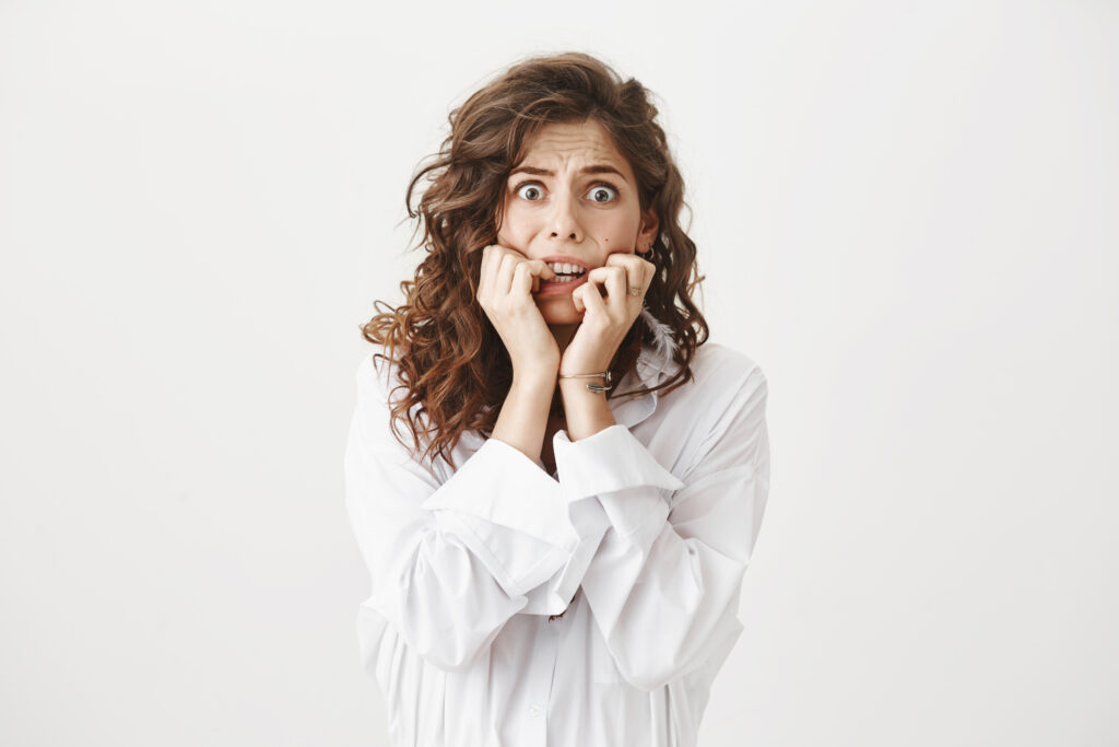Persona con miedo de crear contenido en redes sociales